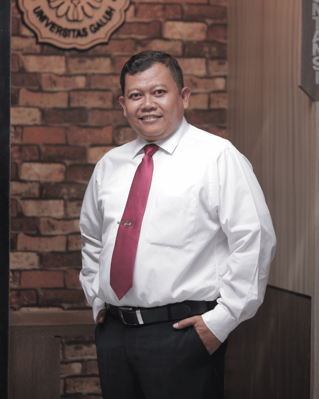 Dr. Nana Darna, S.E., M.M.